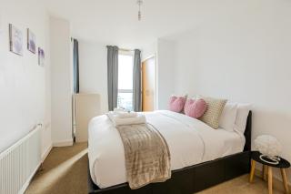 Stylish 2BR Gem with Balcony, 5 min Stratford Station - 7