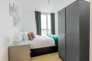 Stylish 2BR Gem with Balcony, 5 min Stratford Station - 6