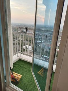 Tanglin Tower with Netfix by AquHome - Surabaya - 4