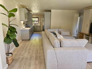 Tranquil Lake Escape - Modern Comfort & Nature - 4