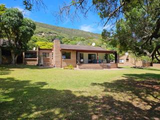 Tranquil Lake Escape - Modern Comfort & Nature - 0