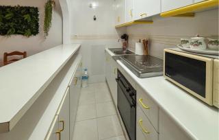 Three Bedroom Cozy Apartment In Torrevieja - 3