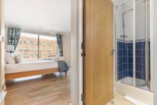 GuestReady - Relaxing Ensuite Room with Balcony - 5