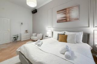 Bel Étage - 4BR Superior Family-Suite with AC - City Centre - 4