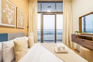 Fully Furnished 1 BDR in Masdar City - 5 min to Airport - 10 min to Yas Mall, Ferrari World, Sea World - 6