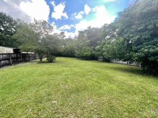 Room 3 - Cozy Queen (Shared Bathroom) - 4