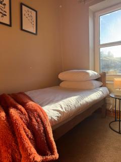 Central Carlisle Modern 4BD w Wi-Fi, Washer, & SmartTVs, close to M6 - 6