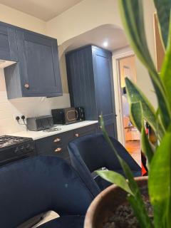 Central Carlisle Modern 4BD w Wi-Fi, Washer, & SmartTVs, close to M6 - 2