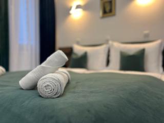 La Luna Premium Deluxe Apartment with Pool & Jacuzzi, Bikes and Covered Parking - 3