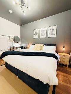 Stunning 3-Bed Games Room Manchester - 7