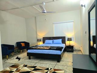 Amber Wood By Luxurious Landing - 1