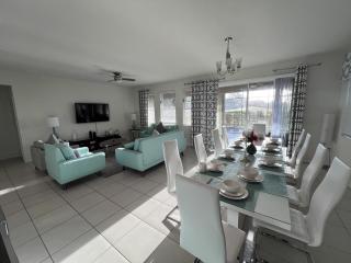 Poolside Paradise! - 2