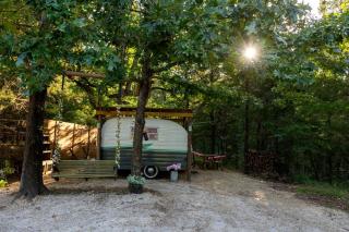 Charming Vintage Trailer with Colorful 50s Décor near Honey Grove, Texas - 6