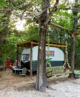 Charming Vintage Trailer with Colorful 50s Décor near Honey Grove, Texas - 5
