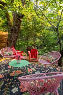 Charming Vintage Trailer with Colorful 50s Décor near Honey Grove, Texas - 4