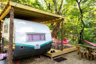 Charming Vintage Trailer with Colorful 50s Décor near Honey Grove, Texas - 3