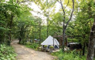 Cozy Bell Tent Retreat with Oak Bar Deck near Nature Trails, Honey Grove, TX - 2