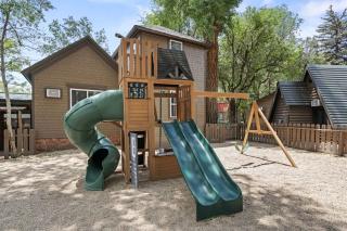 Scenic Mountain Cabins with Pet-Friendly Features near Garden of the Gods in Colorado Springs, Colorado - 6