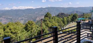 SnowPeak Villa 3-BHK Pet-friendly Hideaway with Hill Views - 8