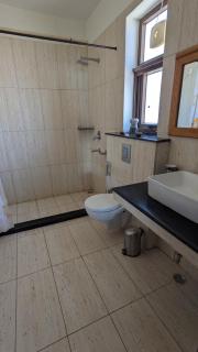 SnowPeak Villa 3-BHK Pet-friendly Hideaway with Hill Views - 6