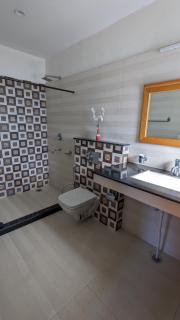 SnowPeak Villa 3-BHK Pet-friendly Hideaway with Hill Views - 5