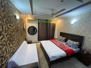 Stylish 1-Bedroom Suite with Balcony F-11 Markaz Park View - 7