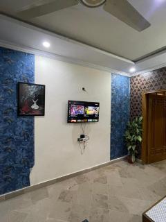 Stylish 1-Bedroom Suite with Balcony F-11 Markaz Park View - 1