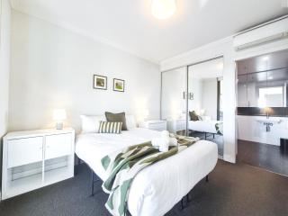 Sunlit Horizon Escape 2BR w Parking in Olympic Park - 7