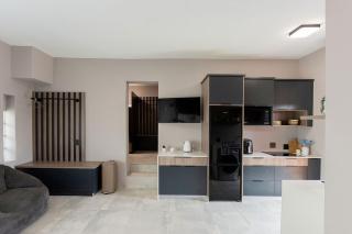 Modern 4 sleeper, hot tub, BBQ - 4