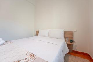 Charming Central 2 Bedroom Apartment with Pool Near Train Station - 6