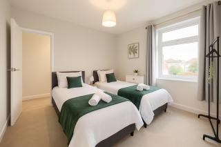 3 Bed in ME2 Rochester Near Strood Station & M2 with Fast Wi-Fi, Fully Equipped Kitchen, Free Parking & Garden managed by Hush Haven Homes Management - 5