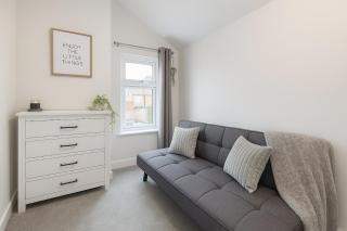 3 Bed in ME2 Rochester Near Strood Station & M2 with Fast Wi-Fi, Fully Equipped Kitchen, Free Parking & Garden managed by Hush Haven Homes Management - Wainscot - 1