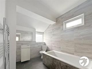 3 Bed in ME2 Rochester Near Strood Station & M2 with Fast Wi-Fi, Fully Equipped Kitchen, Free Parking & Garden managed by Hush Haven Homes Management - 2