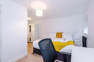 Modern 5-Bedroom House with Parking, Perfect for Large Groups - 5