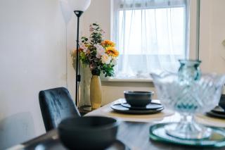 Modern 5-Bedroom House with Parking, Perfect for Large Groups - 2