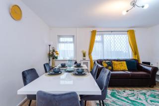 Modern 5-Bedroom House with Parking, Perfect for Large Groups - 7