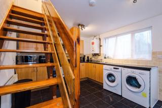 Modern 5-Bedroom House with Parking, Perfect for Large Groups - 6