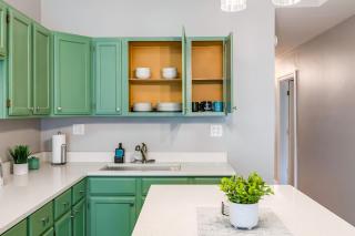 Logan Sq 4BR - Free Parking - Near Nightlife & DT - 2