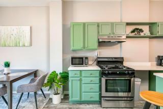 Logan Sq 4BR - Free Parking - Near Nightlife & DT - 4