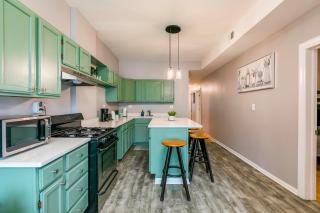 Logan Sq 4BR - Free Parking - Near Nightlife & DT - 5