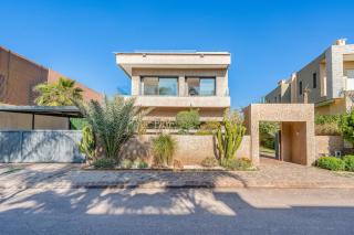 Modern Golf Retreat Heated Pool & Free breakfast - 3