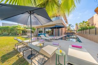 Modern Golf Retreat Heated Pool & Free breakfast - 2