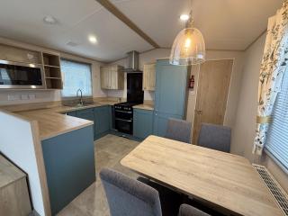 Sunnymede B10 - Hot tub caravan - 4