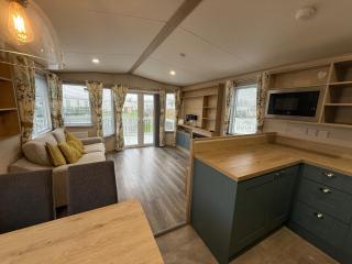 Sunnymede B10 - Hot tub caravan - 2