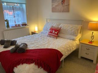 The Sashes - Cozy Apartment - FREE Parking - Ultrafast WIFI - Smart TV - Netflix - sleeps up to 6! Close to Poole Town Center & Sandbanks & Bournemouth - 6