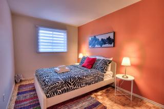 Free Parking! Montreal Comfort Value Convenience! Full Kitchen, Fast Wifi, Workspace, Smart TV! - 0