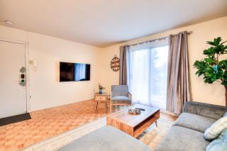 Free Parking! Montreal Comfort Value Convenience! Full Kitchen, Fast Wifi, Workspace, Smart TV! - 6