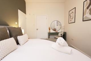 Spacious Modern Family Home in Swansea - Discounted - Contractors - Relocation - By EKLiving - 5