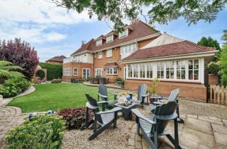 Relaxing Coastal Getaway Perfect for Large Groups - 0