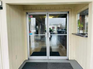 Travelodge by Wyndham Sellersburg - 8